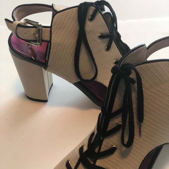 Juicy Couture Open Toe laced Sandal - Picture 5 of 8